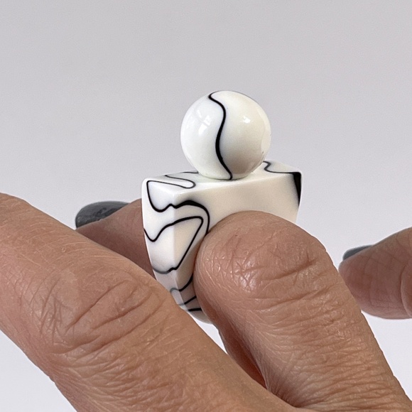 Vintage Lucite Ring Chunky Ball White Black Marble Swirl Statement Unisex - Picture 1 of 9